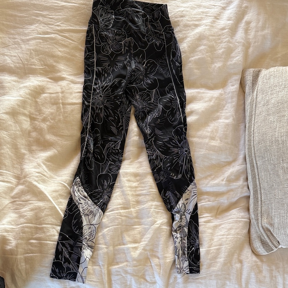 9two5 fit floral print leggings